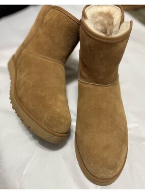 Ugg Classic Short boot Sz 8  Excellent Condition